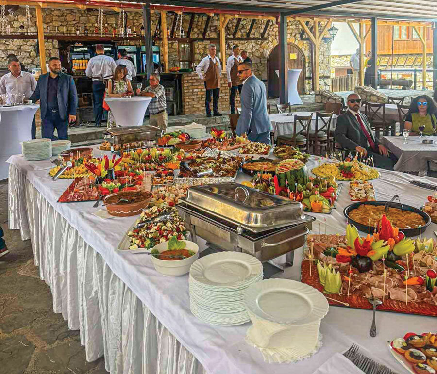 Во рамките на комплексот се наоѓа и традиционална кујна која нуди автентични македонски јадења.