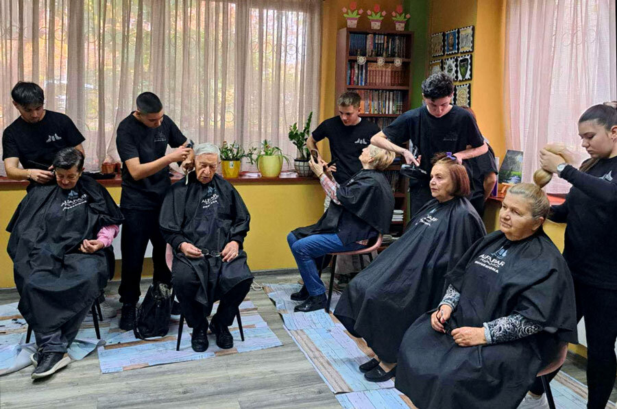 Учениците на СУГС „Димитар Влахов“ имаа можност да ја почувствуваат работата зад сцена на ревии и во театар.