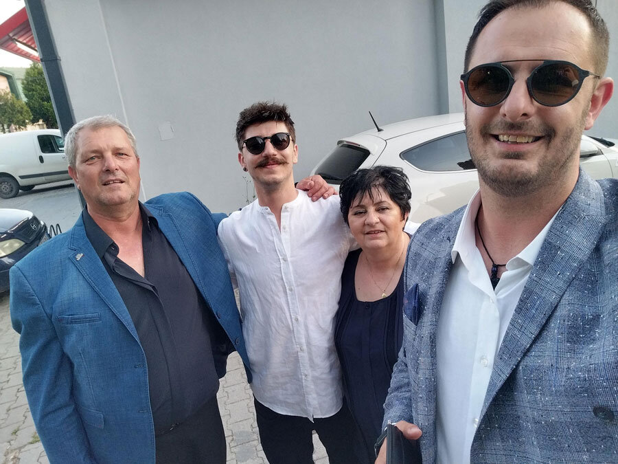 Иван Андонов со семејството.