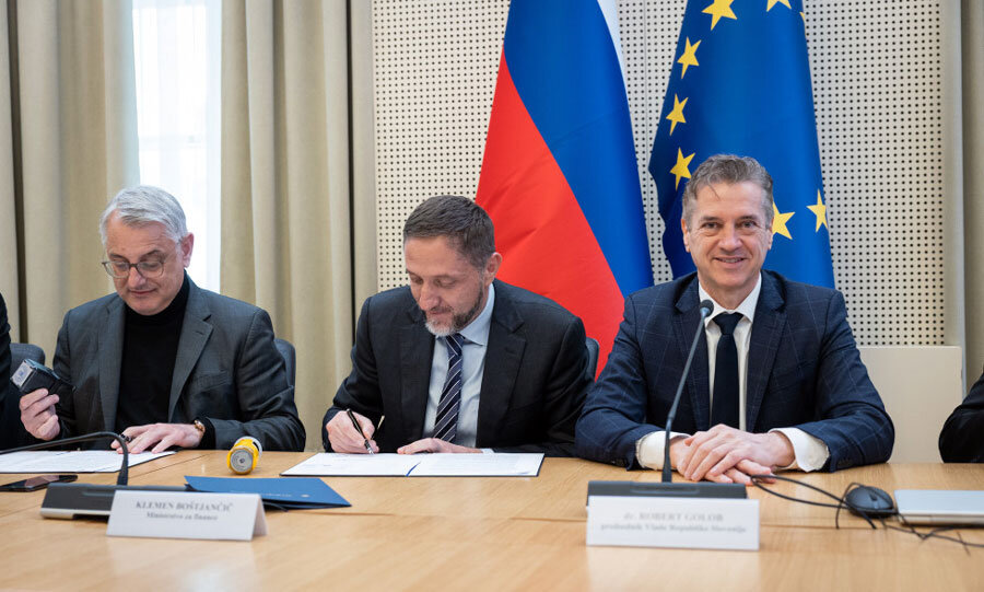 Потпишување договор за пензии во Словенија. | Извор: Bor Slana