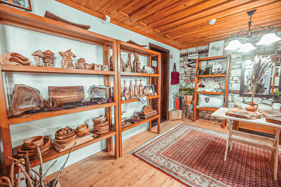 Работилница за сликање грнчарија е омилена – гости од цел свет понесоа со себе не само барденца, опинчиња и ќупчиња, туку и незаборавно искуство.