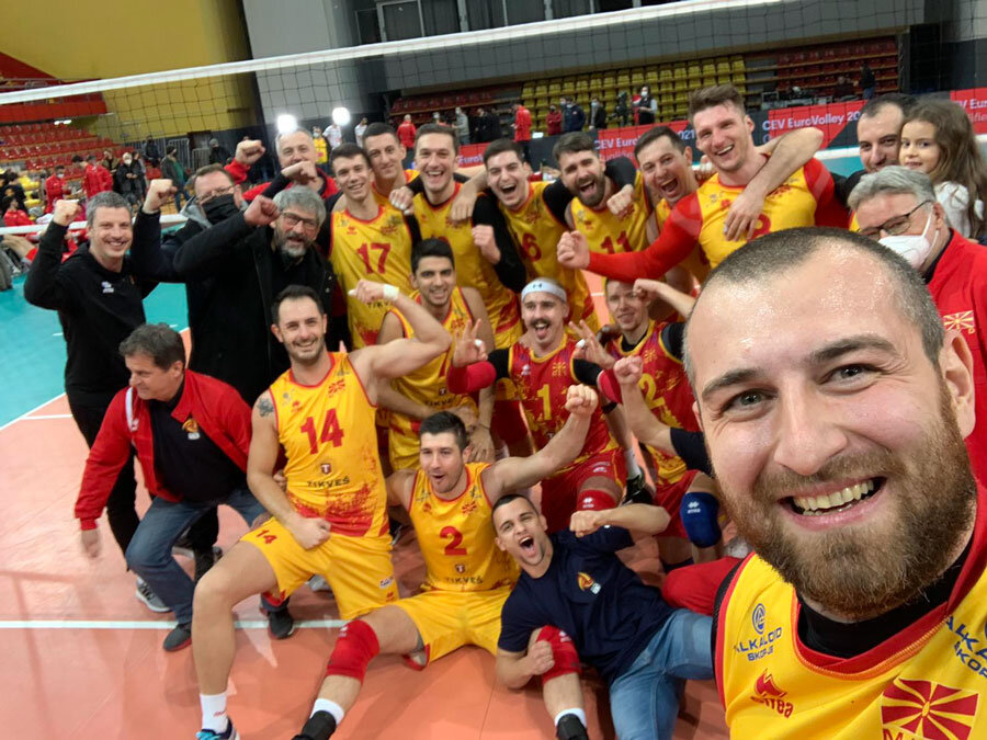 Андонов заедно со соиграчите од македонската репрезентација.
