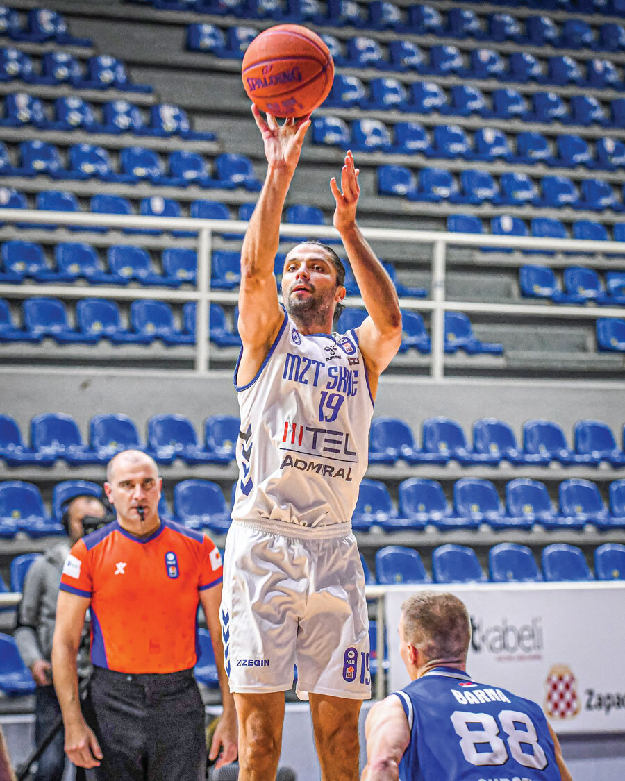 Дамјан во акција.