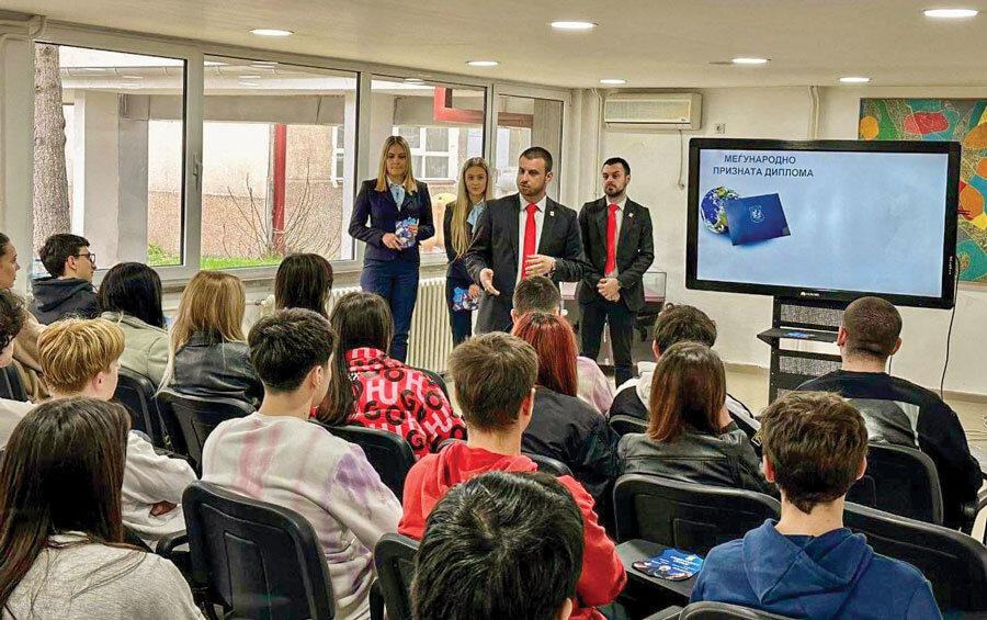 М-р Љупчо Миленковски на матурантите од СУГС „Георги Димитров“ од Скопје им ги презентира предностите на меѓународно признатата диплома која студентите ја добиваат по дипломирање на УТМС.