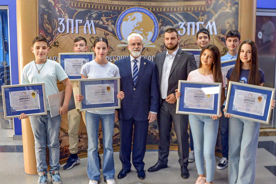 Доделување дипломи на најдобрите млади географи на натпреварот по географија за основните училишта, организиран од страна на ЗПГМ „ПРОФ. Д-Р ЉУБЕ МИЛЕНКОВСКИ“ – Скопје.