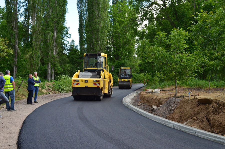 Петков на терен за време на реконструкција на патниот правец Блатец - Детлово