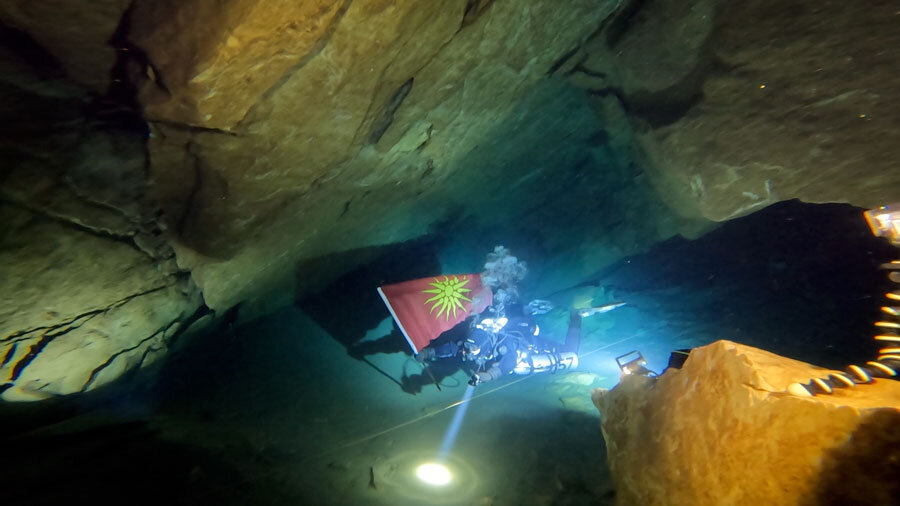 Миланоски: „Традиција ни е секоја година за Денот на независноста – 8 Септември, да го развиориме македонското знаме во длабочините на пештерата Врело.“